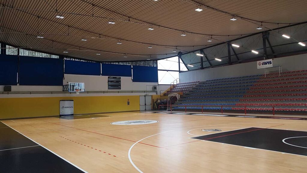 Un palazzetto illuminato bene migliora il gioco e riduce i costi. Il progetto illuminotecnico LED deve rispettare UNI EN 12193 e i requisiti di gara, curando uniformità e abbagliamento. A Soresina e-LED ha portato la potenza da 15 kW a 6,6 kW, con consumi giù del 56% e Omologazione Serie B.
